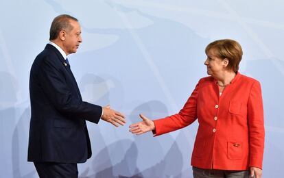 Angela Merkel da la bienvenida al presidente turco, Recep Tayyip Erdogan.