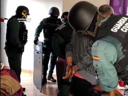 Agentes de la Guardia Civil durante la detención de los miembros de una red que introducía hachís en Tenerife desde África.