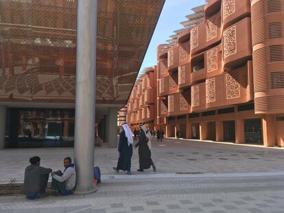 Dos obreros descansan en una de las avenidas, mientras otros dos hombres se dirigen hacia la sala de rezo. Al fondo, so observa un numeroso grupo de turistas, prácticamente los únicos que dan vida ahora mismo al complejo.