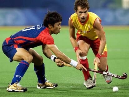 Kiko Fabregas (derecha) lucha por una bola contra el surcoreano Yeo Woon-koon.