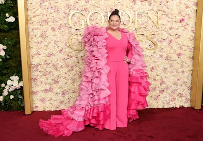 Melissa McCarthy, que este año no estaba nominada en ninguna categoría pero acudió como presentadora, sorprendió con un traje de pantalón con una espectacular capa llena de volantes. 