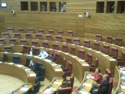 Los escaños de la oposición están vacíos en el pleno de las Cortes Valencianas.