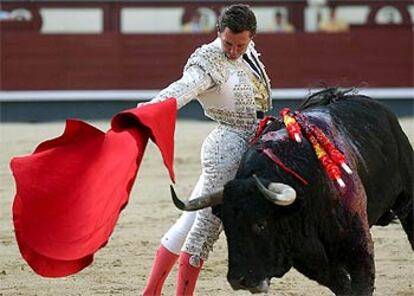 Luis Miguel Encabo, en uno de sus pases al primero de su lote al que cort una oreja.