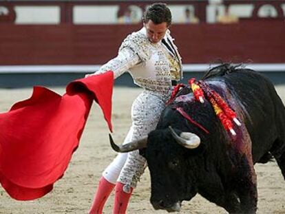 Luis Miguel Encabo, en uno de sus pases al primero de su lote al que cortó una oreja.