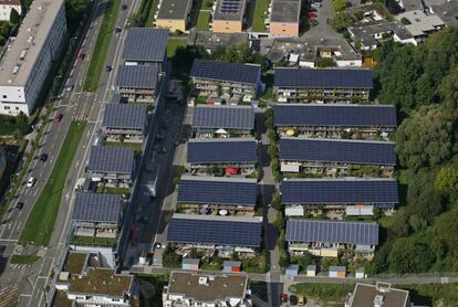 Vista aérea de un barrio de Friburgo, en Alemania, cuyas casas tienen paneles solares como tejados.