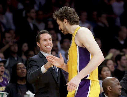 Steve Nash, lesionado, felicita a su compañero Pau Gasol tras la victoria de los Lakers.