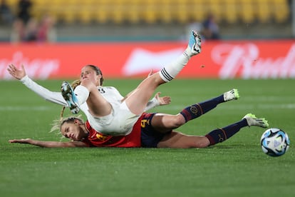 María Paula Sala cae sobre la española Irene Paredes, durante el partido.