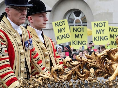 Docenas de manifestantes contra la monarquía, este sábado en Londres, ante el paso de la comitiva real en la ceremonia de la coronación.