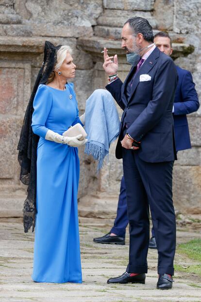 Jaime De Marichalar charla con la madre del novio, Cristina Hohenlohe, antes de que comenzara la ceremonia.