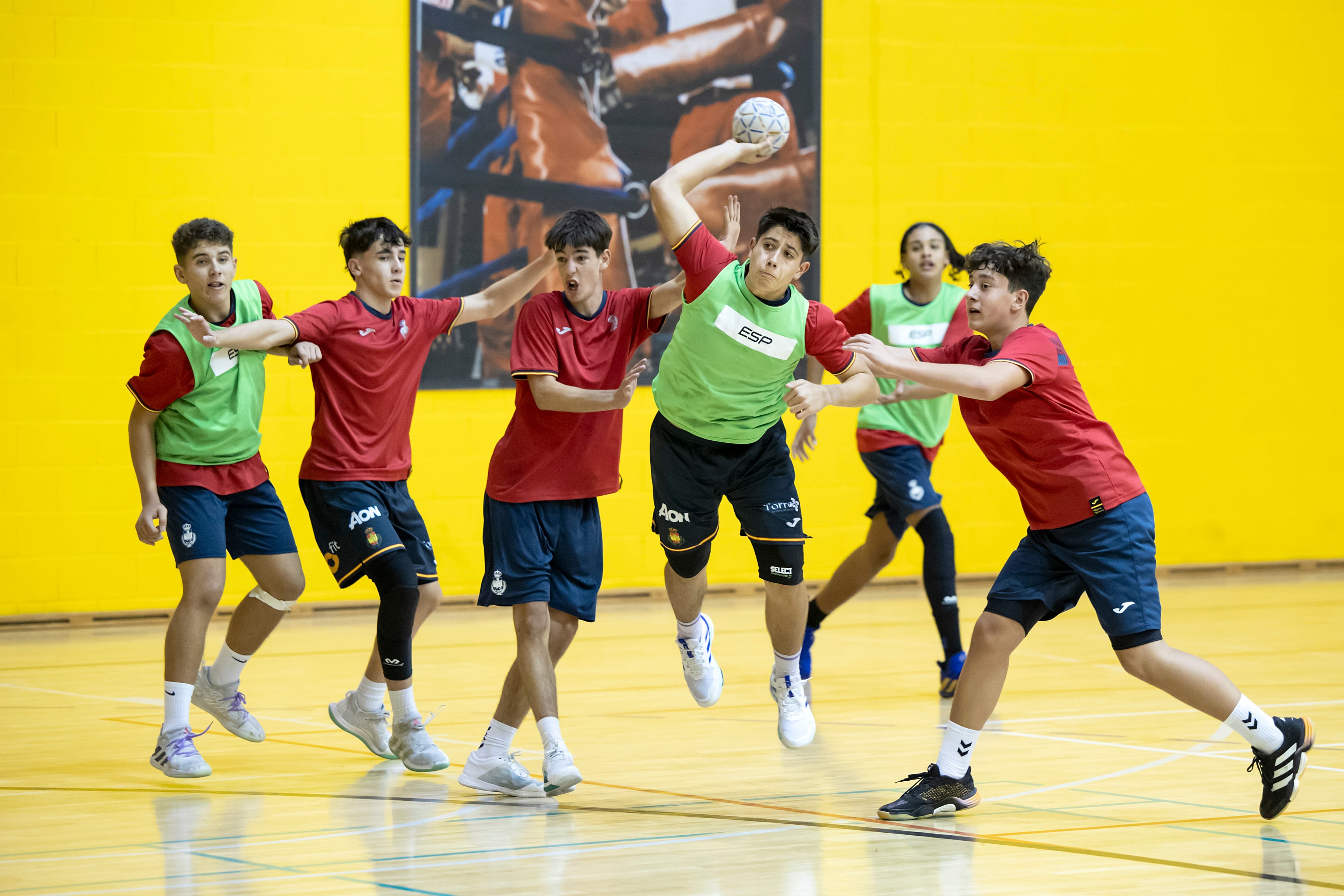 El semillero del balonmano español en la cumbre de Sierra Nevada