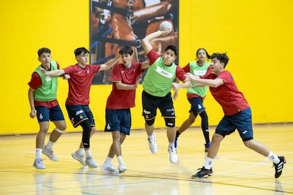 Jugadores de balonmano nacidos en 2009 y 2010, este martes durante un partido de entrenamiento en el CAR de Sierra Nevada.