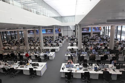 La sala de 'trading' de BBVA es una de las más modernas del mundo. Sus 373 empleados se encargan de negociar la compraventa de todo tipo de activos financieros. Ocho pantallas gigantes, con el canal Bloomberg TV, sintonizado constantemente, presiden este hangar financiero.