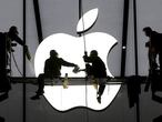 Empleados ultimando la apertura de una tienda de Apple en China