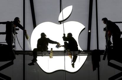 Empleados ultimando la apertura de una tienda de Apple en China