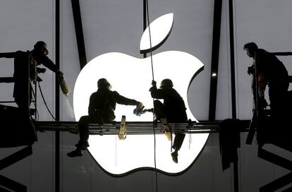 Empleados ultimando la apertura de una tienda de Apple en China