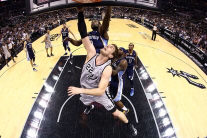 Splitter, de los Spurs, lanza ante Allen, de los Grizzlies.