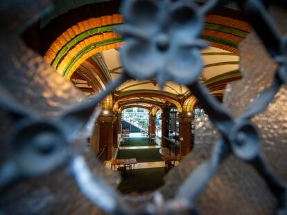 El interior del Palau de la Música, visto por uno de los agujeros causados por las pedradas en los incidentes de este sábado.