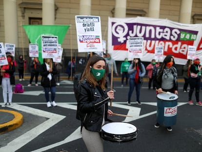 Un grupo de mujeres se manifiesta contra la violencia en Buenos Aires, en el quinto aniversario del movimiento Ni una Menos, en 2020.