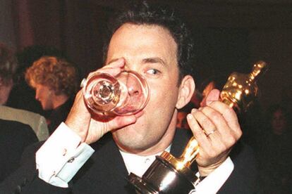 Tom Hanks celebra su Oscar al mejor actor por Forrest Gump.