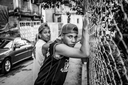 Un par de chavales posan para un retrato dentro del barrio Petare, en Caracas, uno de los ms grandes y violentos de Amrica Latina.