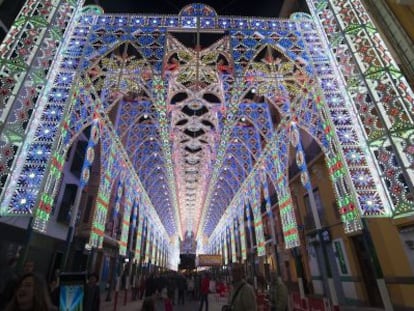 Montaje de luces de la falla Sueca-Literato Azorín, inspirado en las Torres de Serranos.