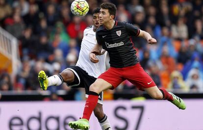 Aymeric Laporte pugna por el balón con Aderlan Santos.