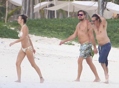 El actor Leonardo DiCaprio con la modelo Nina Agdal y otro amigo, este diciembre en M&eacute;xico.