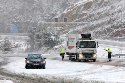 La borrasca 'Filomena' ha obligado a cortar cuatro carreteras por acumulación de nieve en Cataluña, el Eje Transversal o C-25 (Vilobí d'Onyar-Espinelves, en Girona), la C-12 (Maials-Albatàrrec, en Lleida), y la C-44 (Tivissa-Vandellòs) y la TV-302, ambas en Tarragona. En la imagen, fuerte nevada esta mañana en El Bruc (Barcelona) donde hay controles de Mossos a causa de las rectricciones.