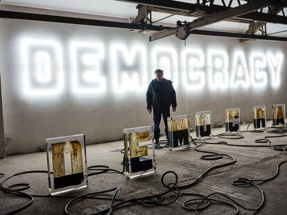 Molodkin y la obra Democracy, en The Foundry, en Maubourguet, Francia.