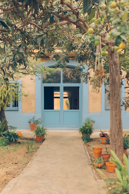 La puerta de acceso original se abría por la mitad, como las de los establos. La nueva, diseñada por Piano Piano, es igual, pero su zona superior es acristalada para que entre la luz.