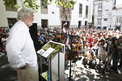 Xosé Manuel Beiras, a la izquierda, se dirige a los militantes de Anova el pasado Día da Patria.