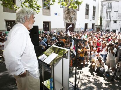 Xosé Manuel Beiras, a la izquierda, se dirige a los militantes de Anova el pasado Día da Patria.