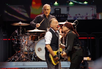 Max Weinberg (al fondo, en la batería), Springsteen y Steven Van Zandt. 

