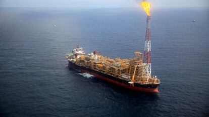 Imagen de archivo correspondiente a 2018 de la plataforma petrolífera flotante, Kaombo Norte, en la costa de Angola.