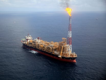 Plataforma petrolera en Kaombo Norte, Angola, fotografiada desde un helicóptero, en noviembre de 2018.