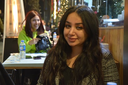 Sahar Shakar sonríe en un restaurante de Erbil, donde reside por sus estudios y trabajo.