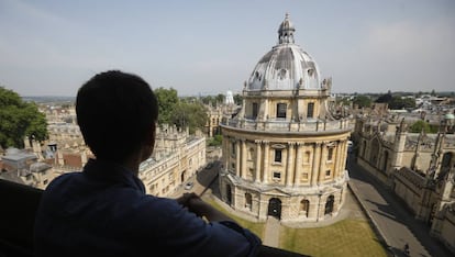 La Universidad de Oxford.