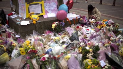 Flores homenaje a las víctimas del atentado de Mánchester.