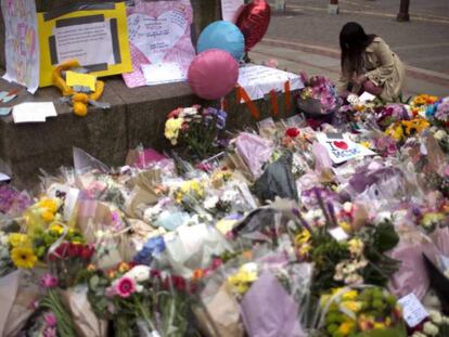 Flores homenaje a las víctimas del atentado de Mánchester.