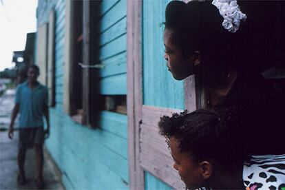 Ambiente hmedo y clido, y unos habitantes, los ticos, enamorados de su tierra. En la foto, Puerto Limn,
en la costa caribe?a.