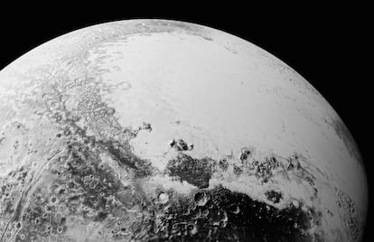 Cráteres, dunas, llanuras heladas... son algunas de las características que muestran las imágenes captadas por la sonda 'New Horizons' durante un año. La extensión de terreno que se ve en la fotografía es de 1.800 kilómetros de ancho y está tomada a 80.000 kilómetros de distancia.