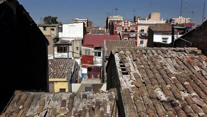 Vista desde los tejados del tramo de barrio amenazado por la prolongaci&oacute;n de la avenida.