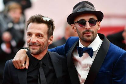 El actor y director francés Mathieu Kassovitz (izquierda) y el fotógrafo francés JR, este miércoles en la alfombra roja de Cannes antes del estreno de la película 'Les Miserables'.