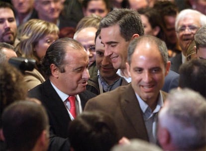 Francisco Camps, ayer, a su llegada al ambiente caldeado del congreso, en Orihuela, con José Joaquín Ripoll y Ricardo Costa.