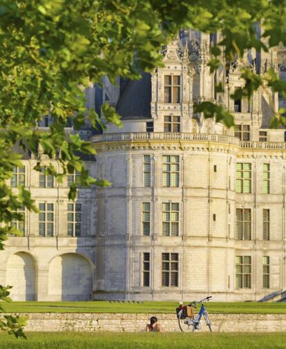 Una ciclista en los jardines que rodean el Château de Chambord, en el valle del Loira (Francia).