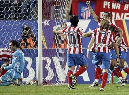 Los jugadores del Atlético celebran el gol de Antonio López, mientras Diego López permanece en el suelo.