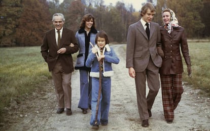 Rainiero III y su esposa, la princesa Grace, con sus tres hijos, Carolina, Alberto y la pequeña Estefanía, en una imagen de archivo.