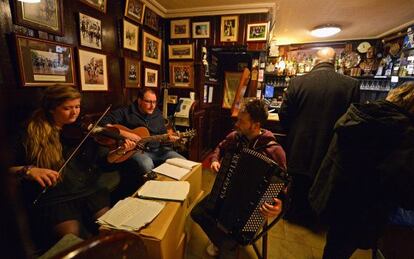 M&uacute;sica en directo en el Snug Bar de Dumfries, en Escocia, para conmemorar el nacimiento del poeta Robert Burns. 