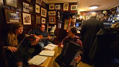 Música en directo en el Snug Bar de Dumfries, en Escocia, para conmemorar el nacimiento del poeta Robert Burns.