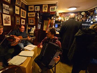M&uacute;sica en directo en el Snug Bar de Dumfries, en Escocia, para conmemorar el nacimiento del poeta Robert Burns. 
